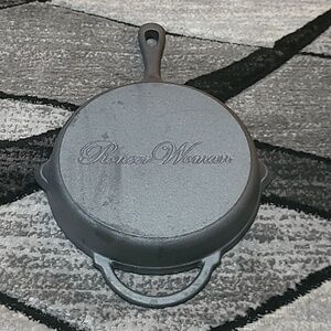 THE PIONEER WOMAN 8" DUAL POURING SPOUTS HANDLES CAST IRON FRY PAN